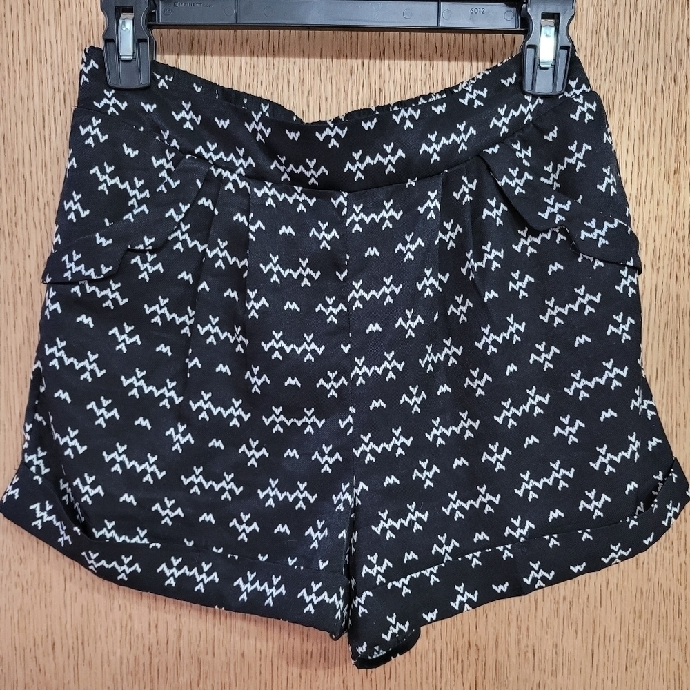 Black And White Tribal Print Lightweight Cuffed Shorts